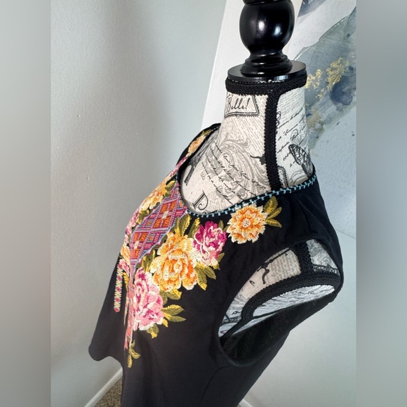 April Sky Vibrant Floral Embroidered Black Sleeveless Top Size Large - Picture 7 of 9